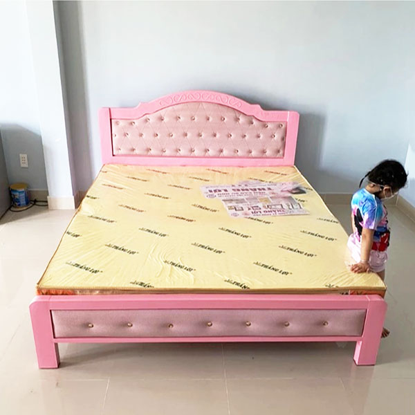 Giường sắt bọc nệm nhung cao cấp cho trẻ em