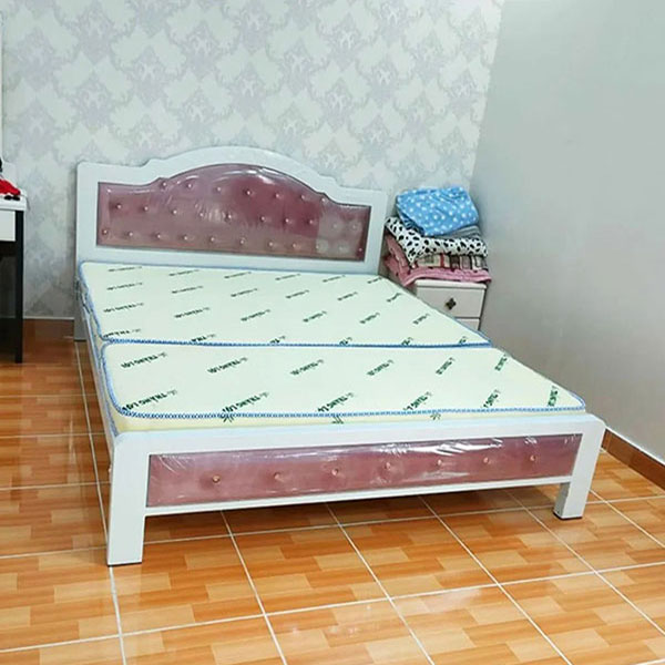 Giường sắt bọc nệm êm ái, ngủ ngon mỗi đêm