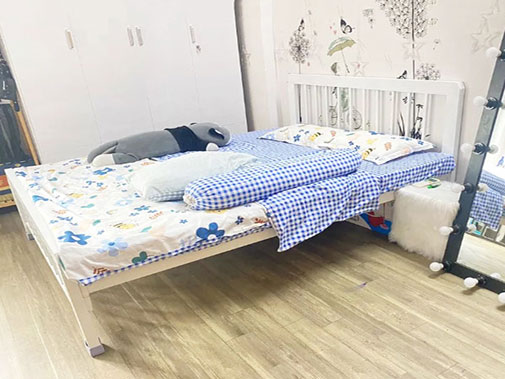 Giường sắt có hộc kéo/tủ nhỏ: Tăng không gian lưu trữ