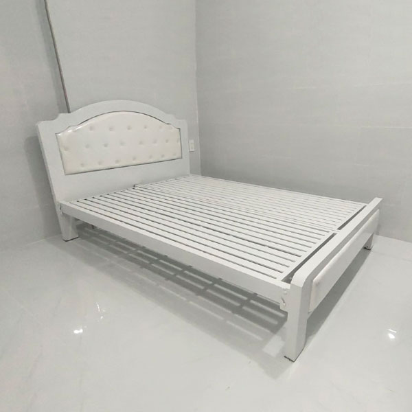 Giường ngủ bằng sắt hộp 5x10cm màu trắng